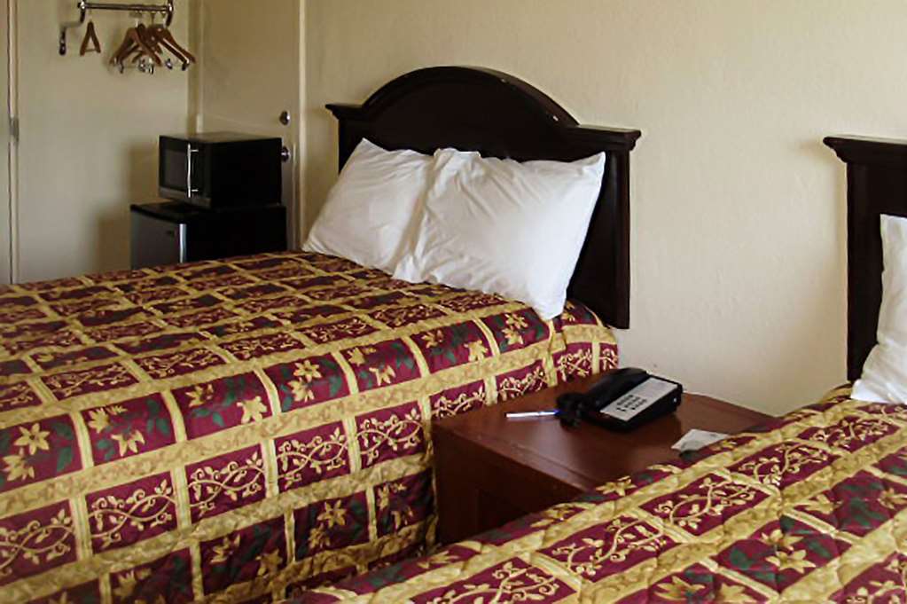 Knights Inn Bristol Levittown Room photo